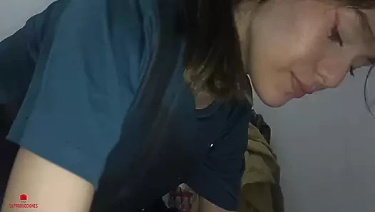 Üvey kardeşimin lezzetli kedisinde bir revizyona ihtiyacı var ve ben ona boşalana kadar sert onu lanetliyorum