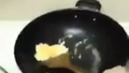 Bebeğimi yemek yaparken beceriyorum