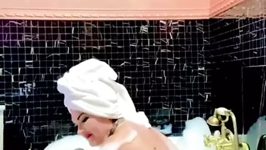 Üvey anne banyo yapıyor ve büyük göğüsleriyle oynuyor