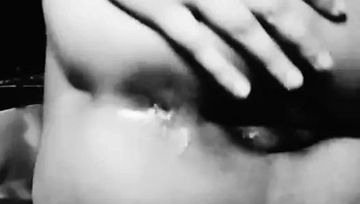 Hintli tombul evli kadın her iki deliğini mastürbasyon yapıyor.