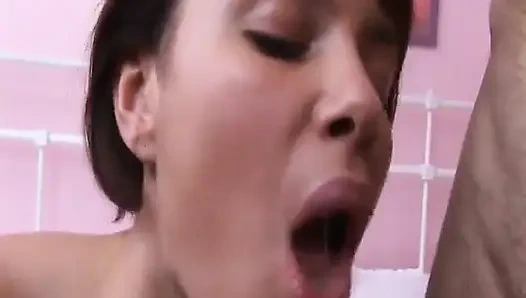 İri göğüslü sevimli esmer genç kız sikişiyor ve dölleme