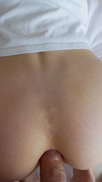 Завораживающий момент из "Мы были почти замечены, когда я сосала хуй на улице, а позже он трахнул меня в своей комнате".