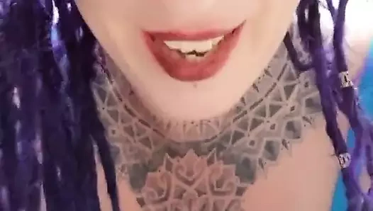 Büyük memeli ve büyük göbekli iri güzel kadın