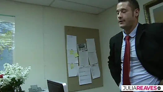 Горячая девушка стонет, когда скачет на массивном члене до камшота