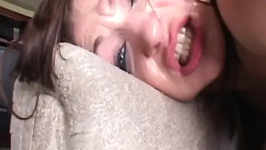 Gözlerinde mutluluk yaşları, o sertçe anal harekete geçerken