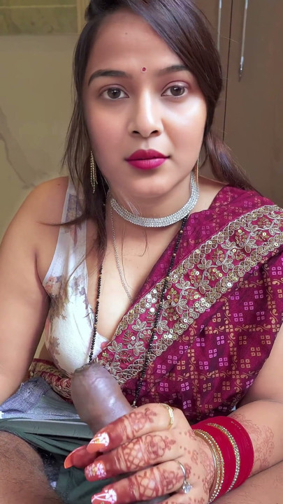 Karwachauth otel çocuğuyla seks - Hintli evli kadın kocasını aldatıyor, baştan çıkardıktan sonra sert sikiliyor.