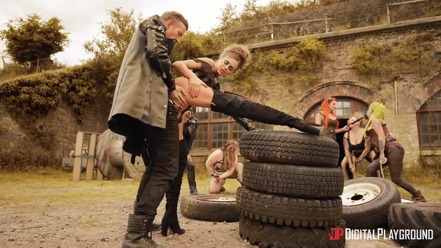 Azgın kötüler gördükleri en büyük horozun tadını çıkarıyor