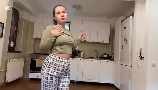 Soyunırken sigara içiyor