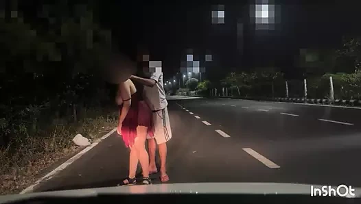 Ateşli yenge yolda yabancıyla sikişiyor