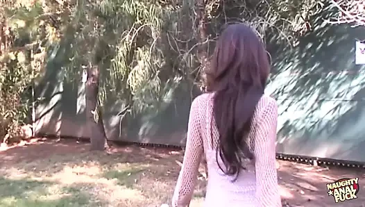 Vanessa Lane götünü emdirdikten sonra arkasının sikilme havasında.