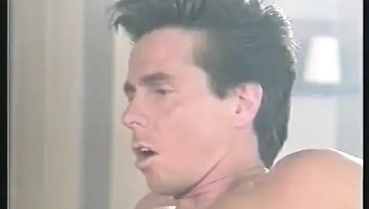 Büyük memeli orta yaşlı seksi kadın bilardo masasında sikiliyor