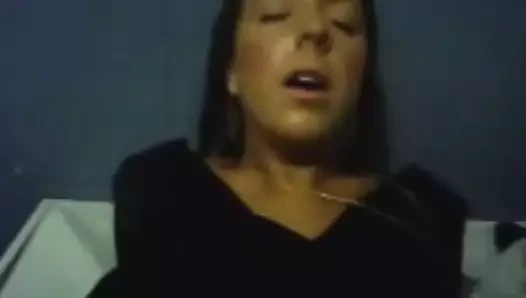 Güzel karısı sevgilisinden bir şipşak yüz alır