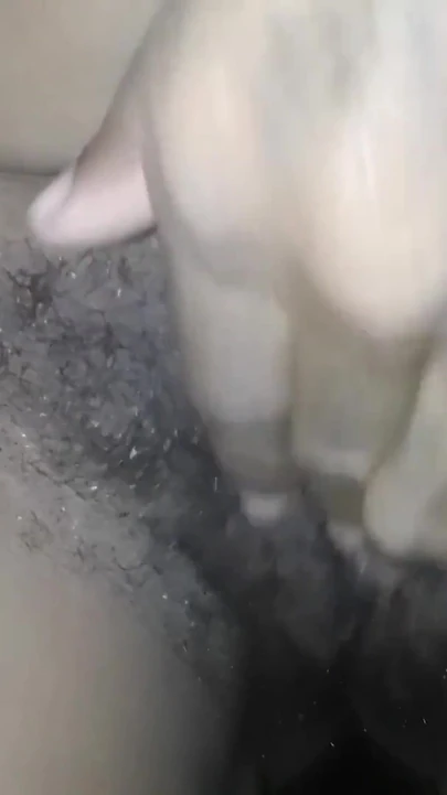 Karanlıkta açık havada işiyorum kıllı amcığımı ovuyor