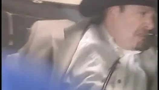 Şehvetli erkek delisi amcığını yalatıyor ve sonra derin anal sikişiyor