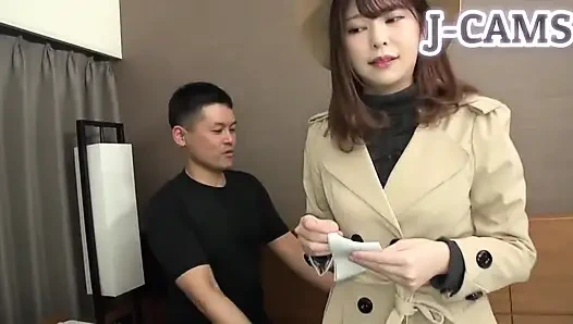 Orta yaşlı adam ve uzun boylu, çarpıcı kadın