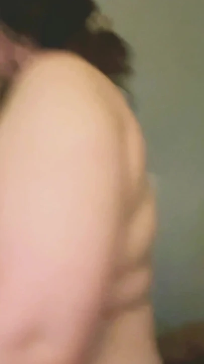 Büyük götlü beyaz kız şişman bir götü olduğunu gösteriyor