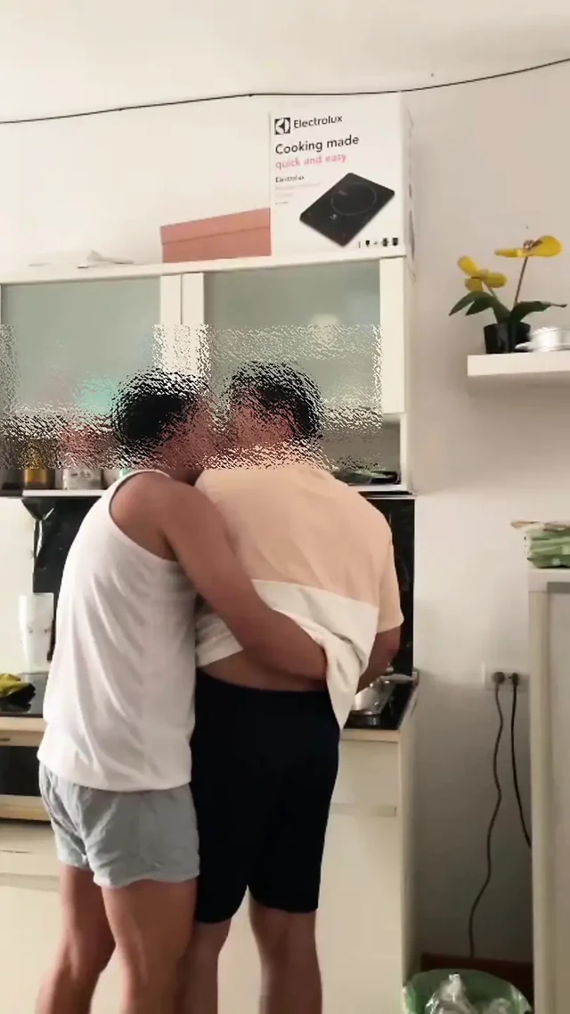 Evli kadın pazara gittiğinde kocası eşcinsel kostümcüsünü sikmekle meşguldü