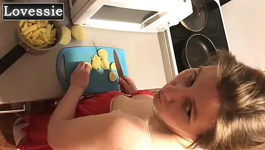 Orta yaşlı seksi köle efendisi için akşam yemeği hazırlıyor ve yemek yerken yarağını masanın altında emiyor - lovessie