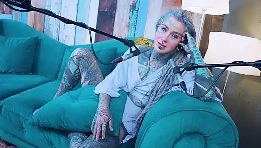 H hakkında konuşuyorum - mutluluk - asmr podcast sfw konuşuyor gotik sıska kız dreadlocks dövmeli model dövmeli kız