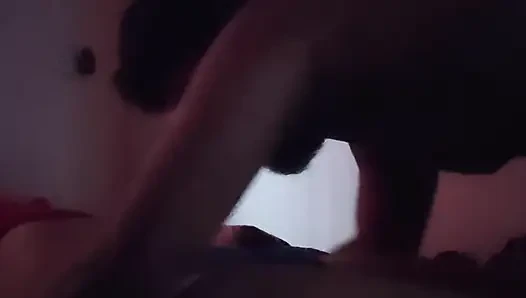 Hintli seksi kız büyük göğüslerini emiyor ve tam sert seks
