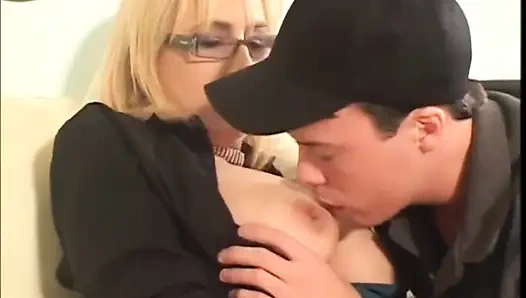 Harika orta yaşlı seksi kadın genç tarafından sikiliyor