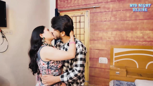 Kolaj kız arkadaş yatak odasında erkek arkadaşını baştan çıkarıyor