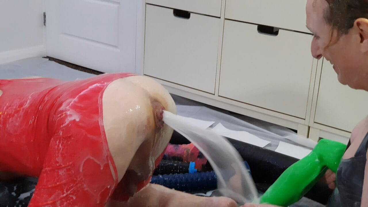 Yüzme havuzunda balçık kayganlaştırıcı ve büyük dildolarla oynuyor.