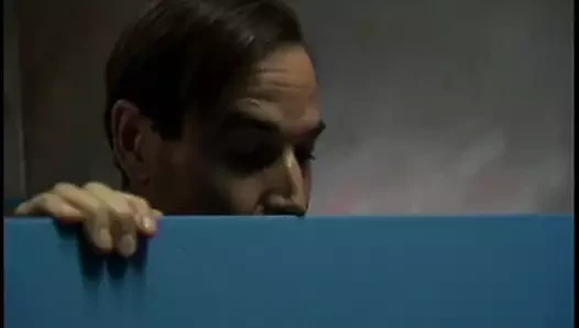 Seksi esmer tuvalette otururken onu kedi yaladı ve becerdin