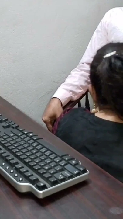Hintli ofis patronu güzel bir kızla ateşli seks yapıyor | Klip 1