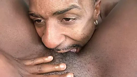 Büyük zenci yarağı ile inanılmaz vahşi seks!