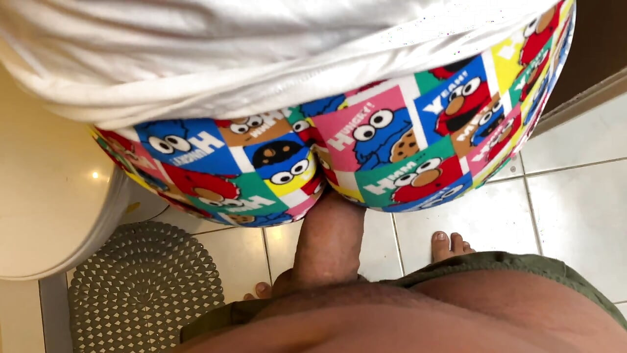 Üvey kız kardeşim banyoda pijama tangasıyla büyük götüyle beni baştan çıkarıyor