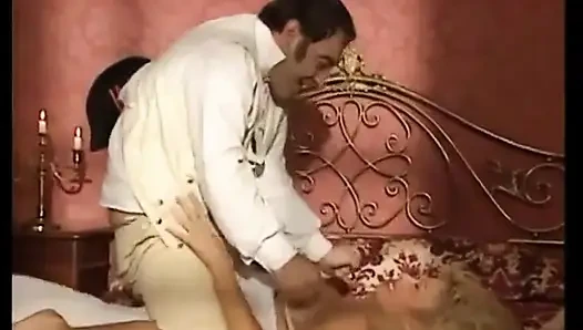 Harika ve seksi sarışın sürtük gibi sert sikiliyor