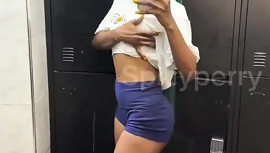 Umumi tuvalette götümü gösteriyorum.