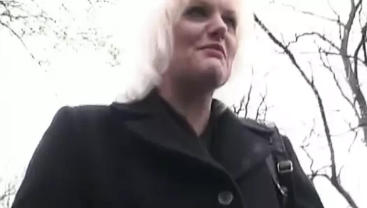 Yaşlı bir Alman bayanın ağzına sıcak döl püskürtülüyor