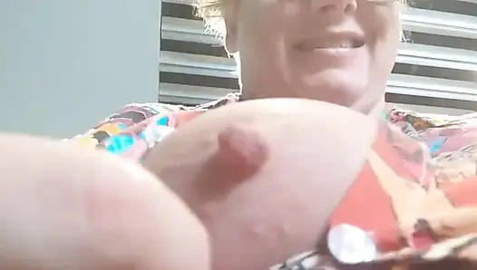 Havaalanında kendime dokunuyorum ve uçak tuvaletinde amcığımla oynuyorum