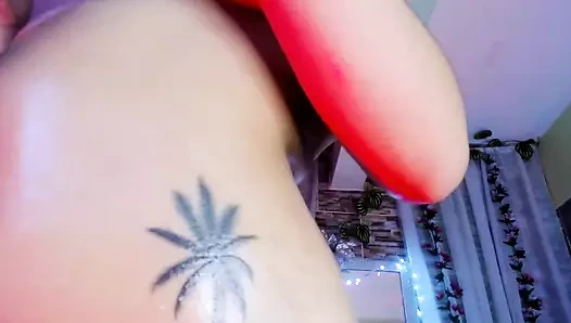 Çıplak ve dans eden seksi kadın yağda banyo yapıyor