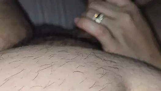 Üvey anne otel odasında Hintli üvey oğlunun yarağına elle muamele çekiyor