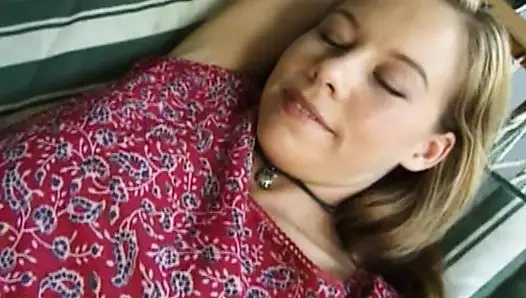 Mükemmel hatun sıkı amcığını domaltarak sikiyor