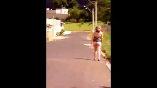esposa safada desfilando na rua