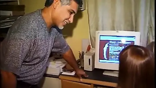 Yaşlı olgun fahişe bu genç adama yeni bir sikiş numarası öğretiyor