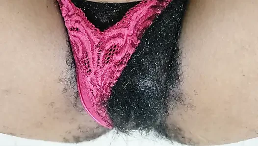 Külotunu bir kenara koyan güzel olgun orta yaşlı seksi kadın kıllı amcık