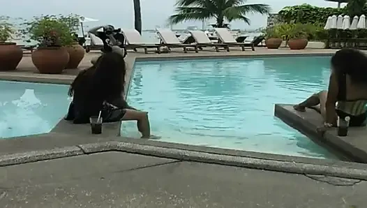 2 seksi latin havuzda ve plajda lateks fetişi sunuyor