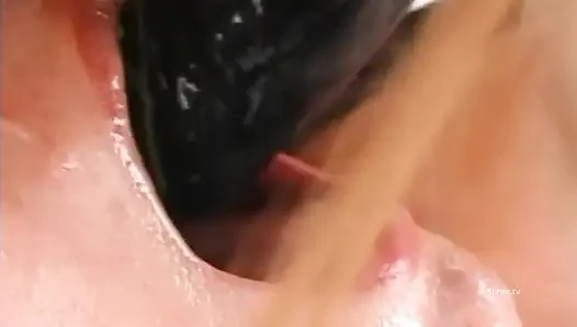Esmer kadın siyah ve beyaz bir çift yarakla karşı karşıya