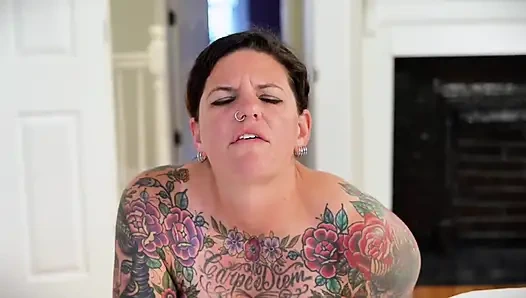 Carrie capri makineyle domalarak sikiliyor ve sert boşalıyor!