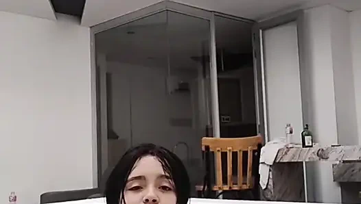 Süper jakuzy dövmeli önde mastürbasyon yapıyor