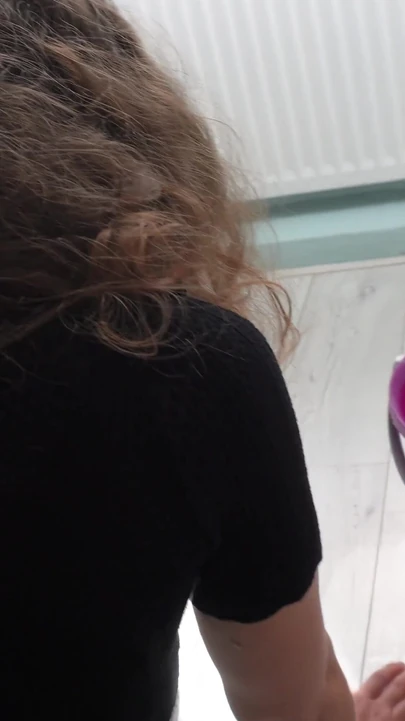 Завораживающий момент из "Рискованного секса! Моя мачеха знала, что я наблюдаю за ней, когда она убирала мою комнату! Трахаю раком мою мачеху 💦 "