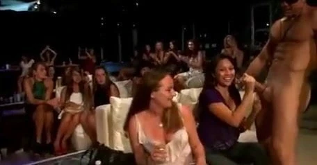 Sıcak bayanlar emme horoz içinde the nightclub