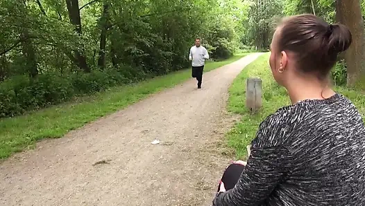 Sarışın hatun kız arkadaş mastürbasyon yapıyor ve dinlenirken erkek arkadaşlar arkadaşının azgın amına yarak sokuyor