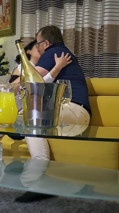 Mutlu Noeller Ve Mutlu Yıllar, Yılın Son Ateşli Romantik Seksi, Dada Deville Ile Yeni Yıl Partisinde