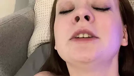 Güzel amcık mastürbasyon yapıyor ve Ari'den azdırıyor